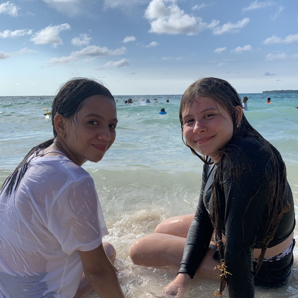 Niños conociendo el mar de Santa Marta